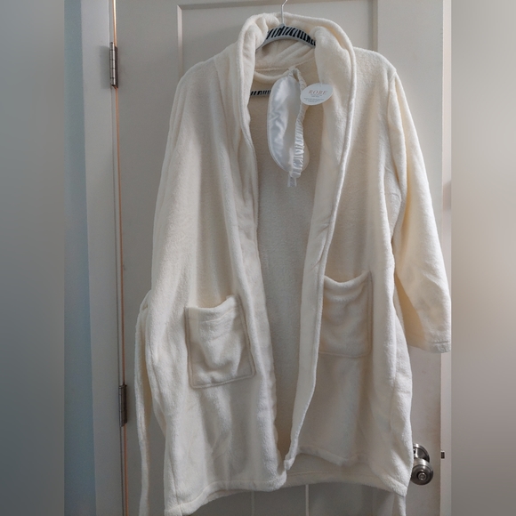 Soft robe, slippers and sleep mask - Picture 6 of 9